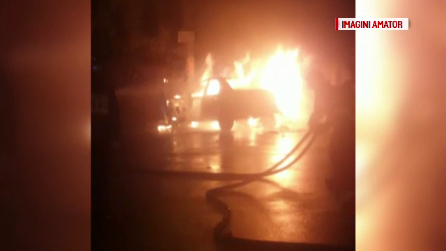 Un taxi din Capitală a luat foc după șoferul băut a intrat într-un stâlp