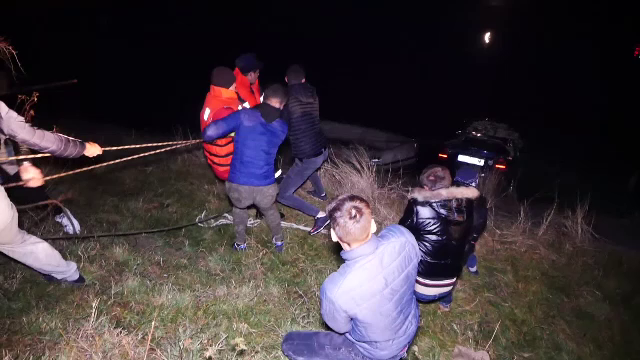 O femeie a murit după ce a căzut cu tot cu mașină de pe un baraj, în Argeș. Soțul a leșinat când a primit vestea