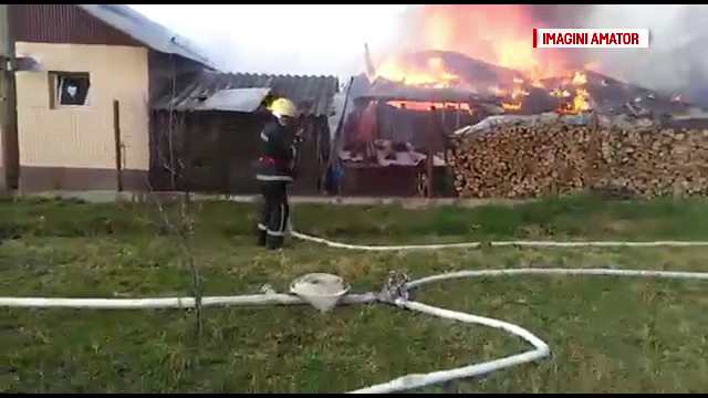 O femeie din Dâmbovița a râmas fără casă, după ce s-au aprins furajele din pod