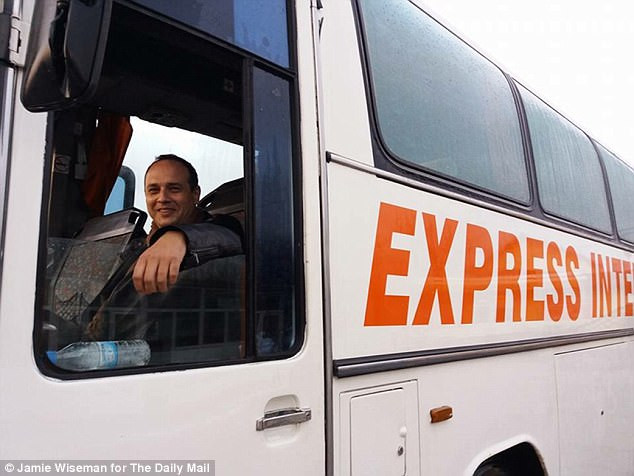 Român acuzat de trafic cu migranți, lăsat de instanță să lucreze pentru o firmă de transport persoane în M. Britanie