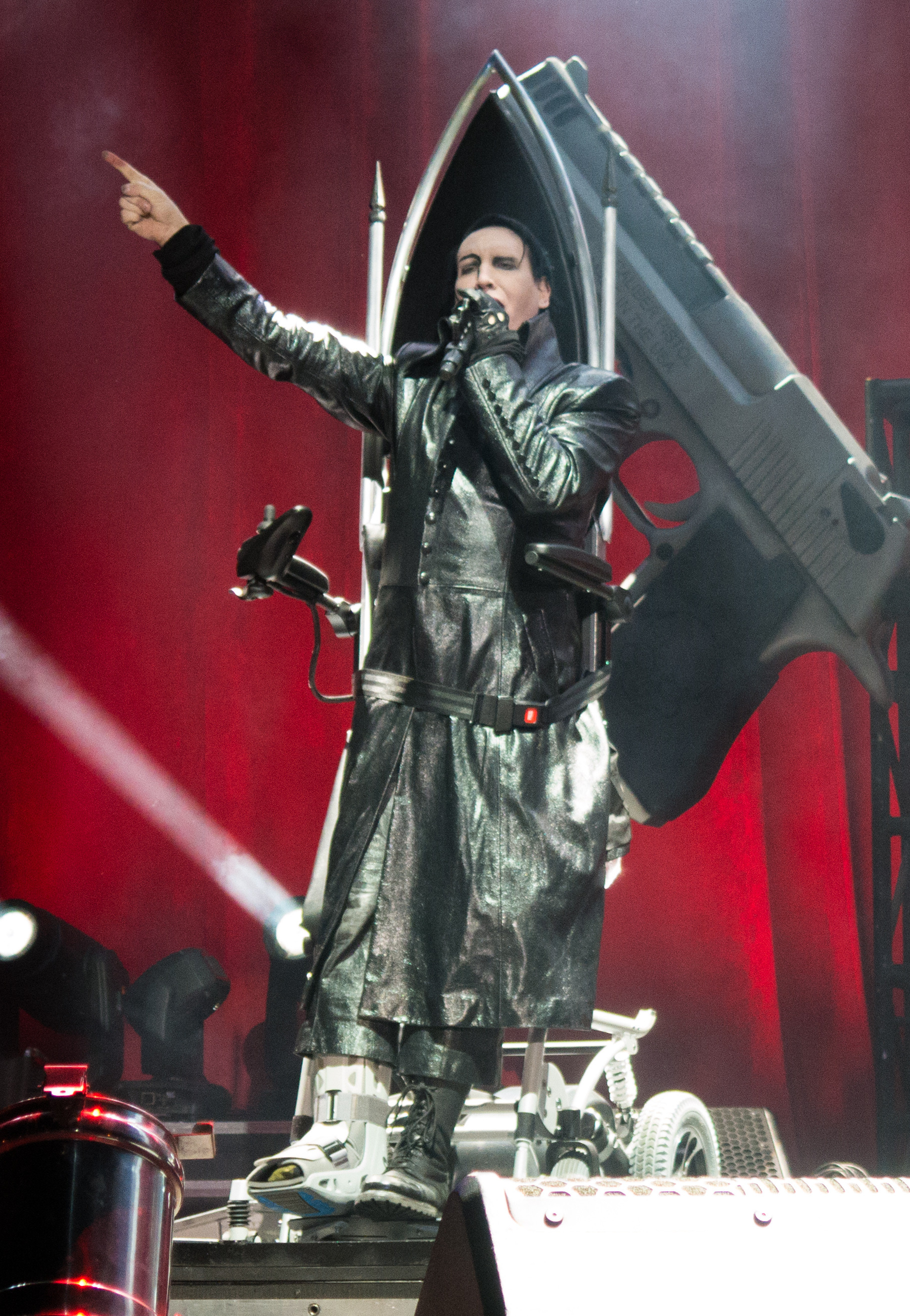 Cum a fost fotografiat Marilyn Manson pe aeroportul din Los Angeles, după accidentul suferit pe scenă