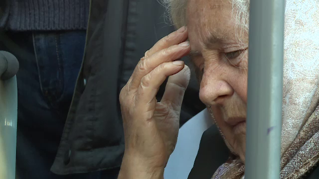 Înghesuială pentru ajutoarele persoanelor cu handicap: "E o umilinţă ce fac, nu se poate"