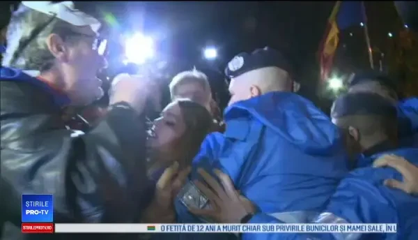 Protest în București. Îmbrânceli între manifestanți și jandarmi: Prefer să plătesc amendă