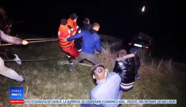 O femeie a murit după ce a căzut cu tot cu mașină de pe un baraj, în Argeș. Soțul a leșinat când a primit vestea