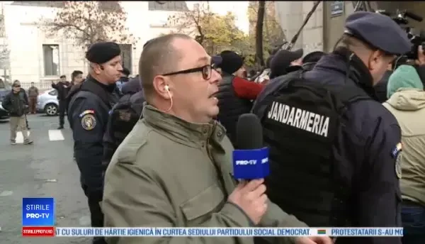 Zeci de sustinatori ai lui Liviu Dragnea au venit la sediul DNA sa-l încurajeze pe liderul PSD