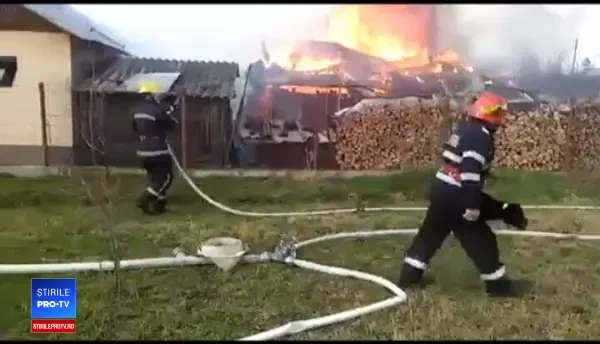 O femeie din Dâmbovița a râmas fără casă, după ce s-au aprins furajele din pod