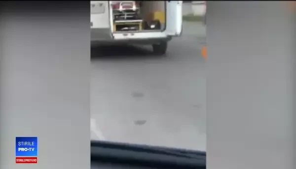 Un șofer de ambulanță, din Piatra Neamț, transportă un pacient cu ușile deschise. VIDEO