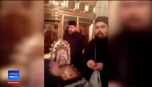 Scandal uriaş, cu jandarmi şi enoriaşi, într-o biserică din Botoşani