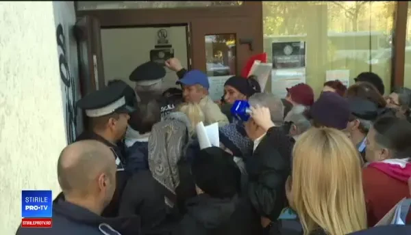 Înghesuială pentru ajutoarele persoanelor cu handicap: E o umilinţă ce fac, nu se poate