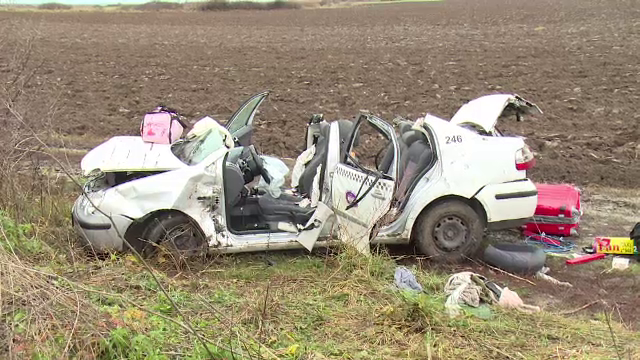 Trei persoane au ajuns la spital după ce un taximetrist ar fi încercat să evite o căprioară