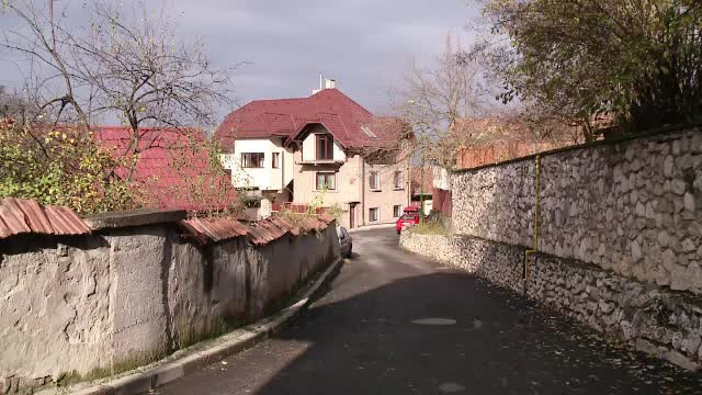 Un proiect imobiliar ameninţă cartierul istoric de la poalele Tâmpei: 20 de blocuri în natură