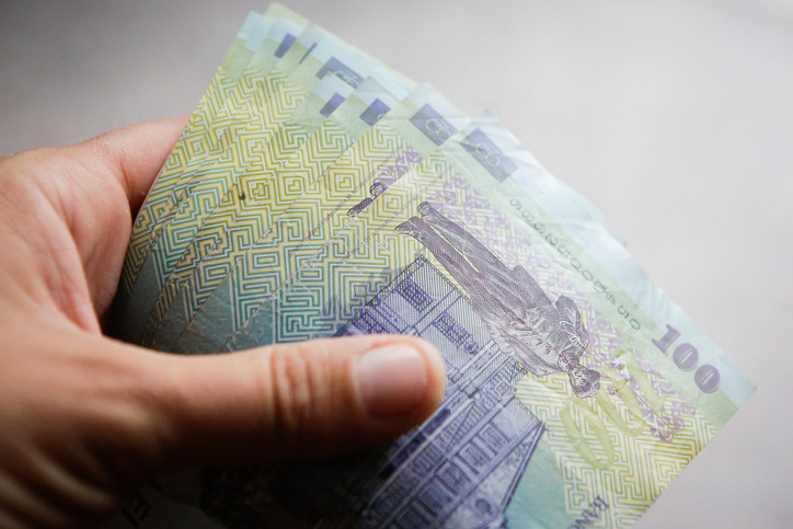 Unul dintre cei mai mari retaileri din România majorează masiv salariile. Ce alte beneficii oferă