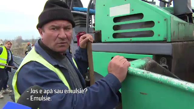 În Gorj se toarnă asfalt prin balti! Reacţia primarului când află ce se întâmplă la el în comună