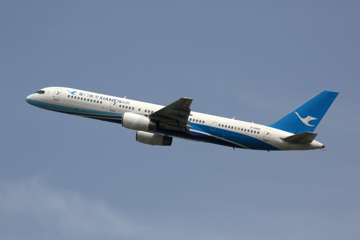 O stewardesă din China a căzut din avion. VIDEO