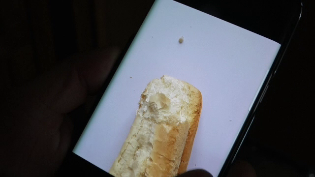 Produse expirate de 6 zile, date elevilor prin programul "Cornul şi laptele". O fetiţă şi-a pierdut un dinte