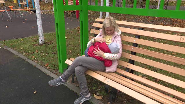 Cei care le interzic mamelor să alăpteze în public ar putea fi amendați cu până la 2.000 de lei