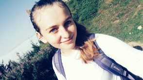 Tânără, pasionată de pian, are nevoie de bani pentru a-i fi salvat brațul stâng