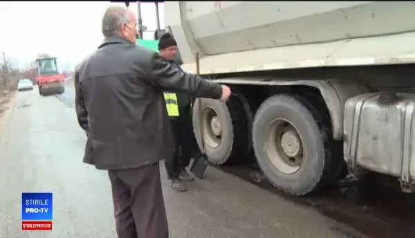 În Gorj se toarnă asfalt prin balti! Reacţia primarului când află ce se întâmplă la el în comună