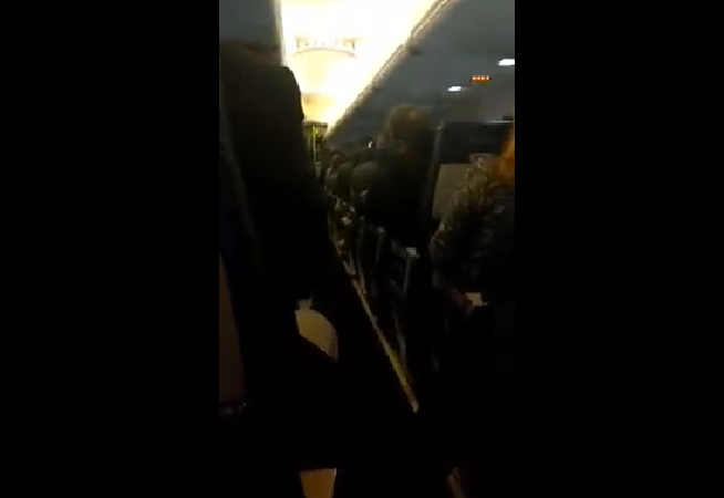 Scene de coșmar într-un avion, la aterizare. ”Oamenii plângeau. Un tip a vomitat”