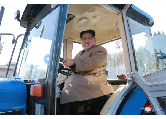 Kim Jong-un a condus un tractor cu ţigara în mână. Cum a comentat zgomotul de la motor