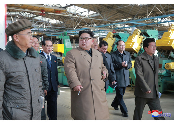 Kim Jong Un la uzina de tractoare