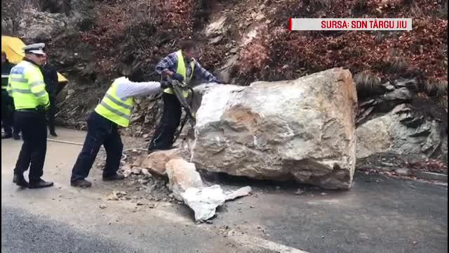 Circulație blocată în Defileul Jiului. O stâncă a căzut pe șosea