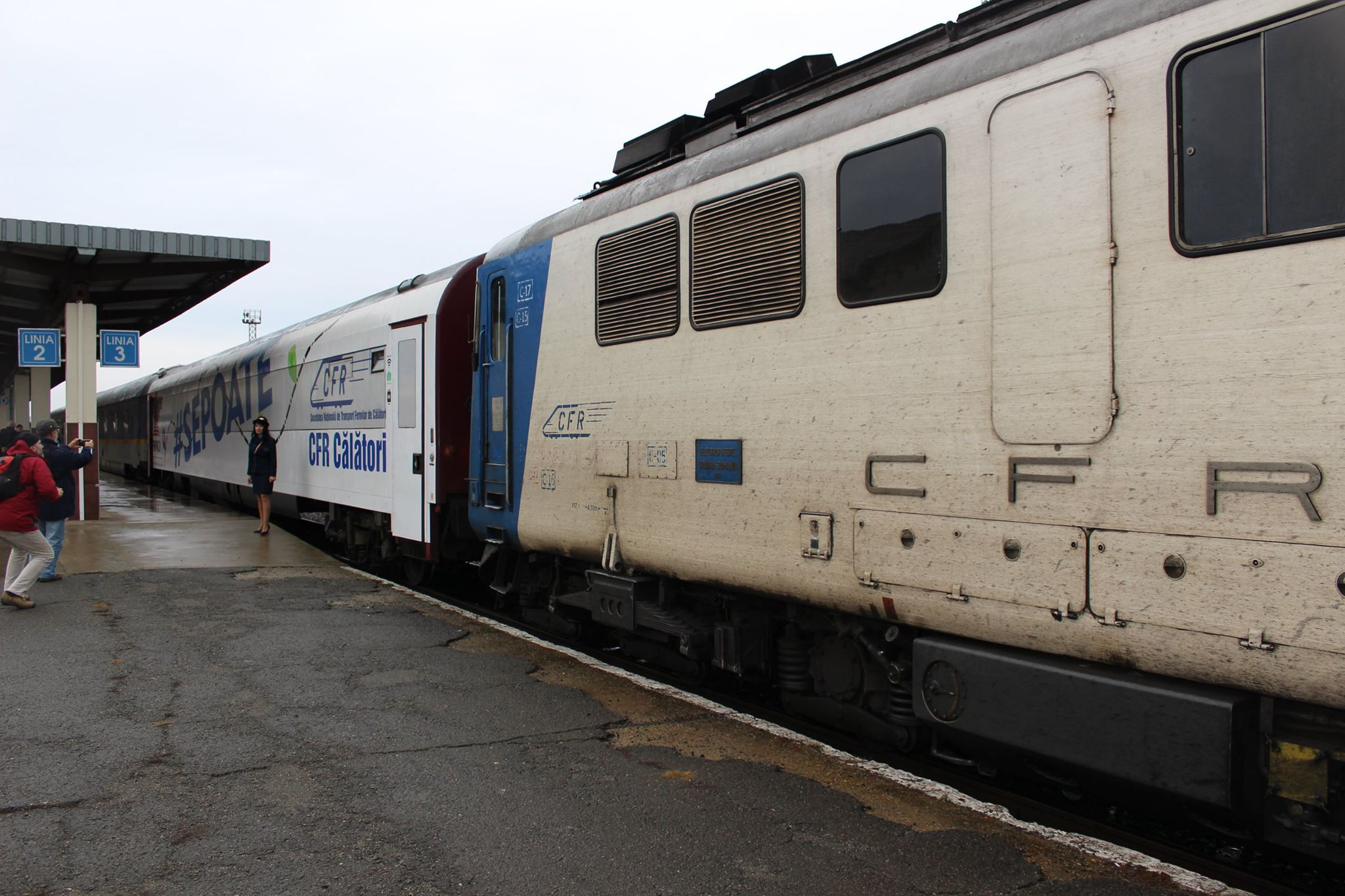 Feroviarii au modernizat pe banii lor un vagon, dar CFR nu l-a putut aduce la timp în gară