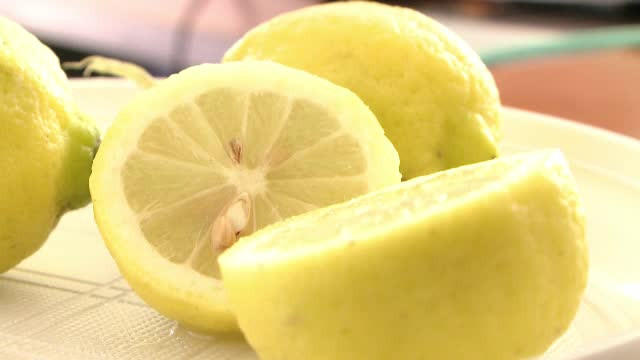 "Coaja nu este recomandată consumului uman". Pericolul ascuns în lămâi