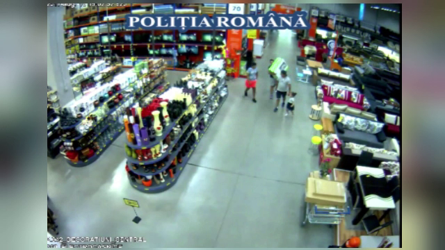 N-au mai așteptat reducerile de Black Friday. Trei bărbați, filmați cum fură televizoare, în Sibiu