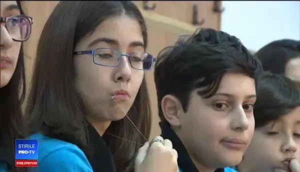 O caravană cu medici voluntari organizează cursuri de prim ajutor pentru cei mici