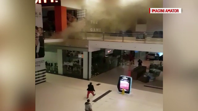 Incendiu la cel mai mare mall din Constanța. Un pompier s-a rănit în timpul intervenției