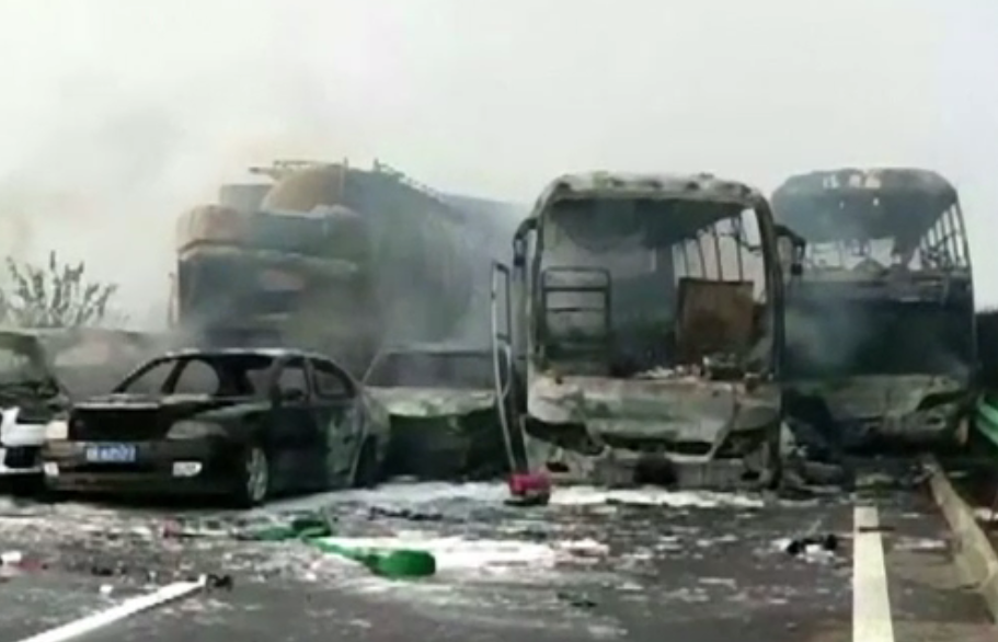 Carambol cu 30 de mașini pe o autostradă din China. 18 oameni au murit