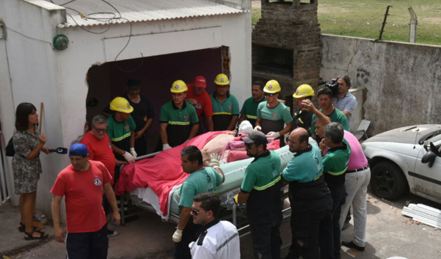 Pompieri nevoiți să spargă un zid, pentru a putea scoate din locuință o femeie de 490 de kilograme