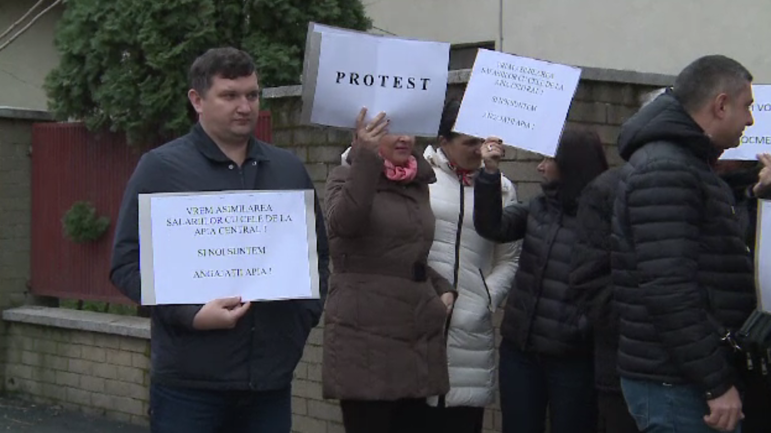 Sute de angajați APIA din țară au protestat față de modificarea codului fiscal