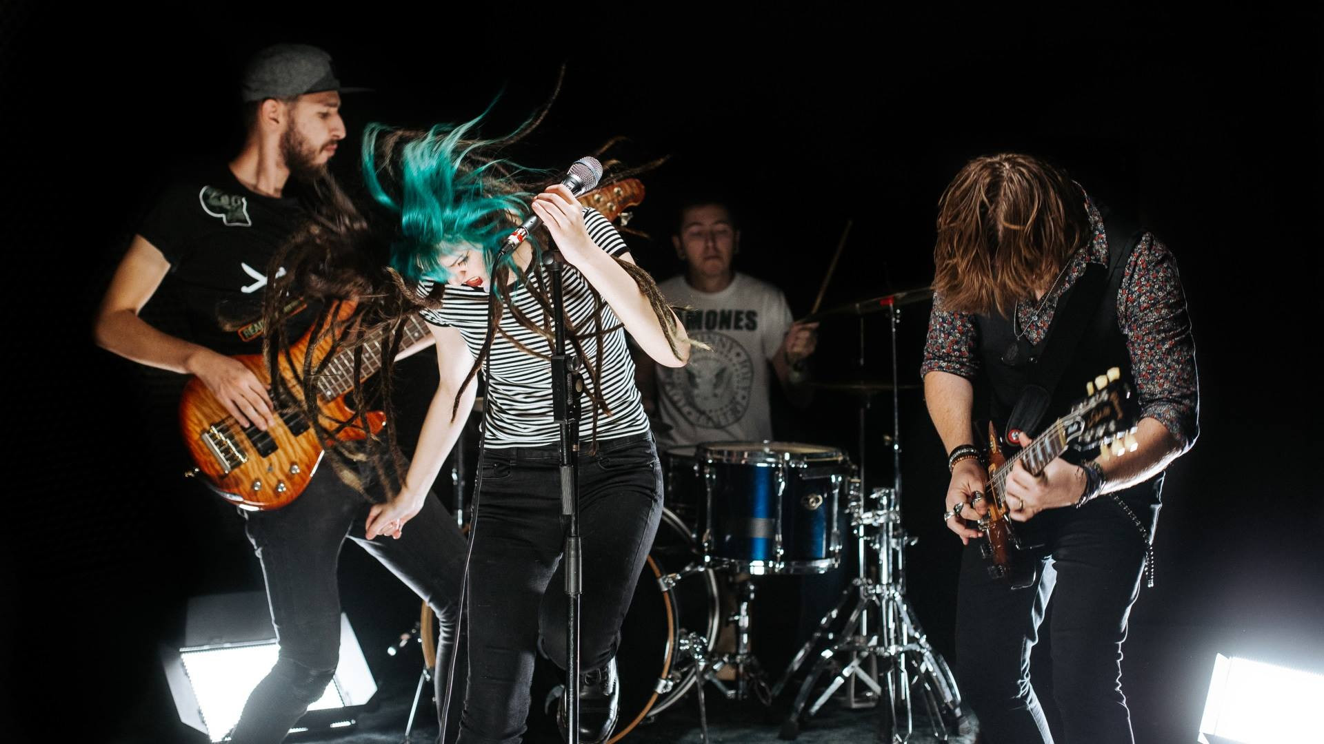 Trupa de rock alternativ JINXY VON D'ERS a lansat videoclipul ”Sugar rush”. Concert în club Fabrica