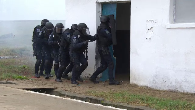 Jandarmi, antrenați să intervină în cazul în care un parc petrolier e atacat de hoți