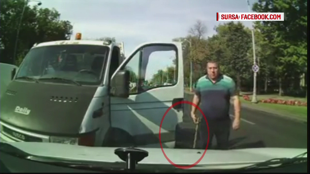 Ilegal şi agresiv. Un poliţist din Capitală, surprins în timp ce agresa verbal un şofer