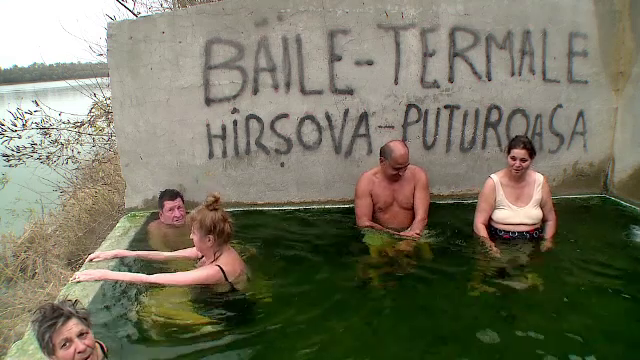 „Băile Puturoasa”. Cum a devenit o groapă cimentată din Hârșova piscină cu apă termală