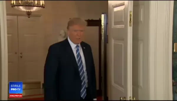 Donald Trump a întrerupt un discurs transmis în direct pentru a lua o gură cu apă