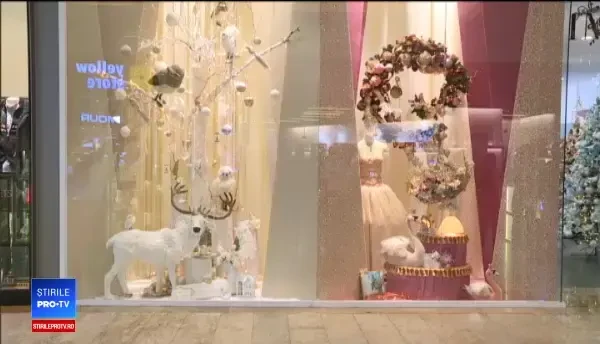 Magazinele au intrat în competiția vitrinelor de Crăciun, încă din noiembrie