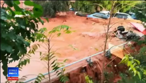 Inundații masive în apropiere de Atena.Tsipas a declarat doliu național: cel puțin 15 morți