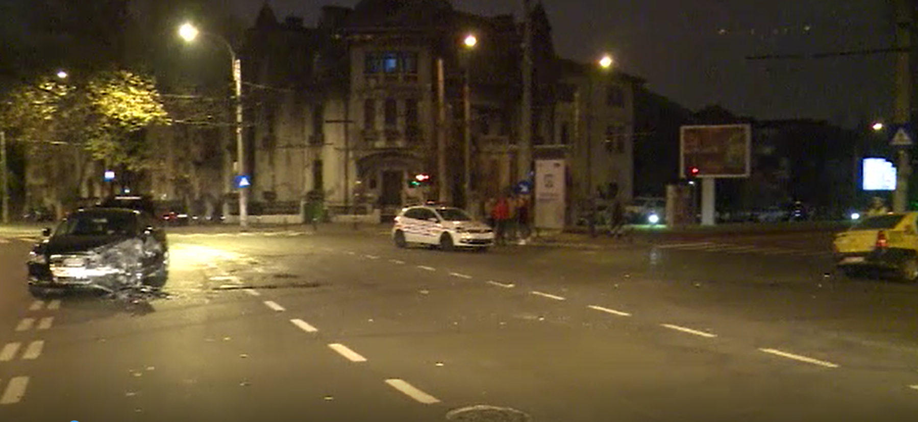 Accident grav provocat de un tânăr de 18 ani. Un taximetrist a ajuns la spital