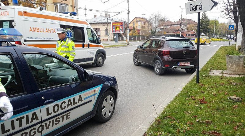 A parcat pe trotuar, dar s-a trezit cu mașina în stradă. Pățania unei șoferițe din Târgoviște