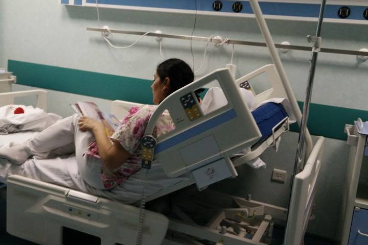 Gest emoționant al unei asistente: ”E şi mama în salon, dar nu ştie carte şi are ochii în lacrimi”