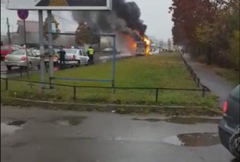 Un maxi-taxi a luat foc în mers, în Bucureşti