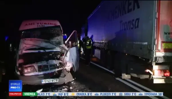 Accidentul din Iași cu 12 răniți. În microbuz s-ar fi aflat 26 de persoane, în loc de 16