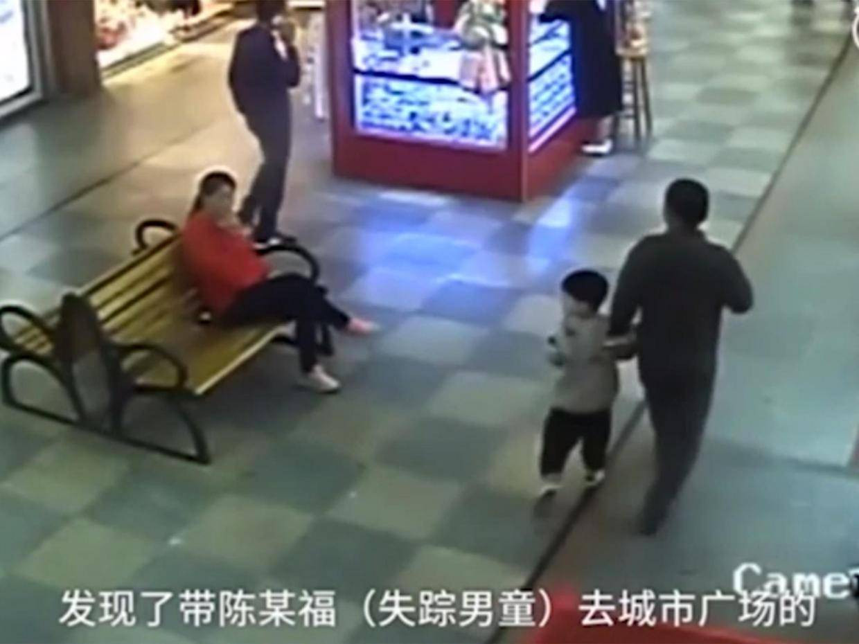 Un tată din China a dat la mall peste copilul său răpit cu mult timp în urmă şi l-a salvat