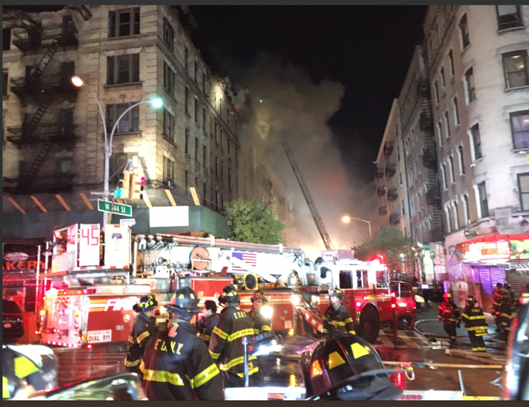 Peste 200 de pompieri, mobilizați să stingă un incendiu puternic, la New York