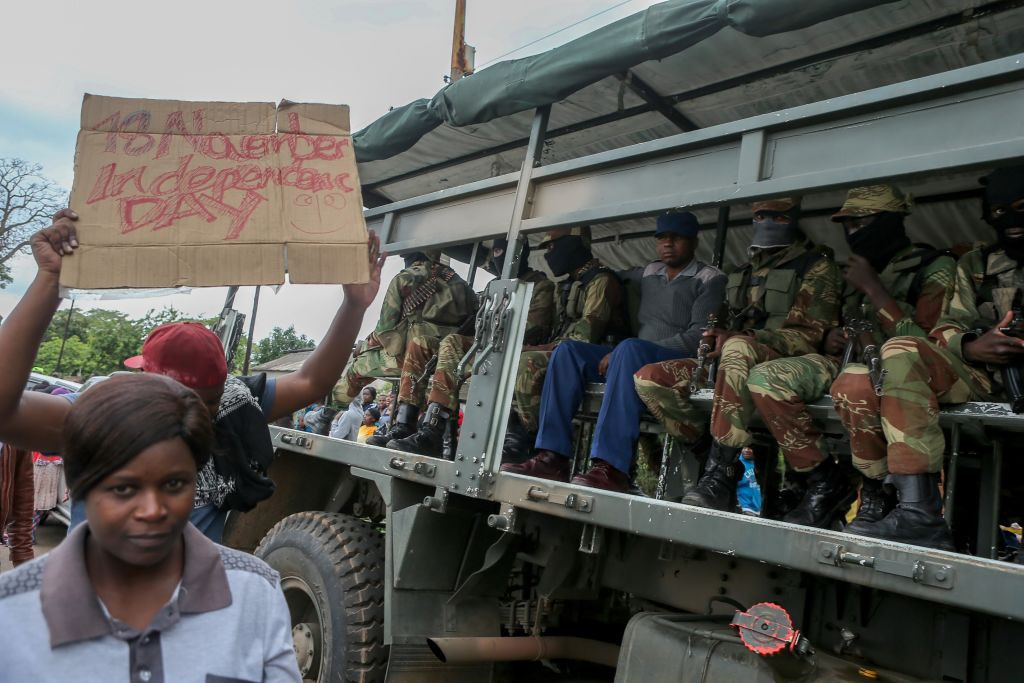 Manifestaţii anti-Mugabe, în Zimbabwe. "Mulţumim armatei noastre pentru intervenţia paşnică"