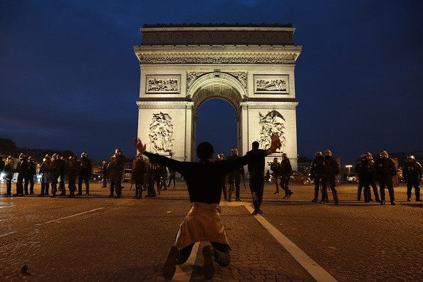 Protest pe Champs-Elysees